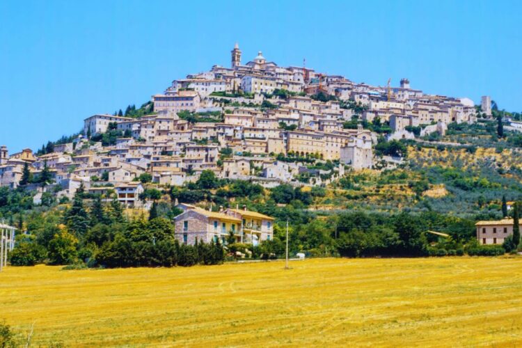 Trevi, il cuore verde dell’Umbria che ti resta nell’anima