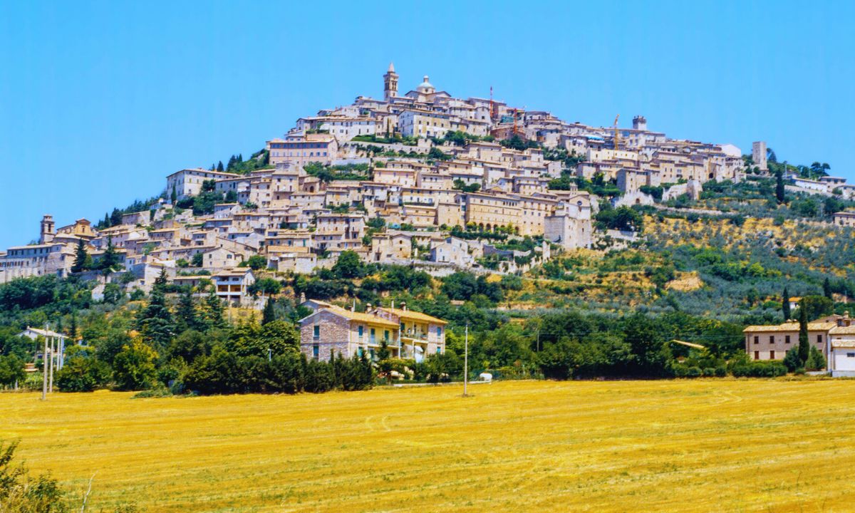Trevi, il cuore verde dell’Umbria che ti resta nell’anima